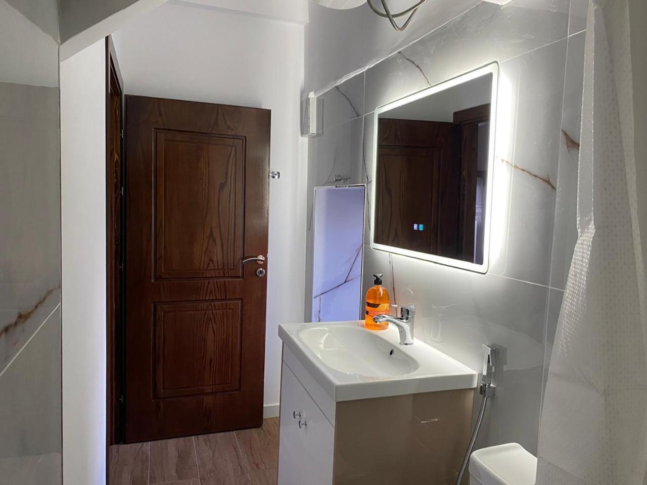 Yuri Guest House Гірокастра Екстер'єр фото