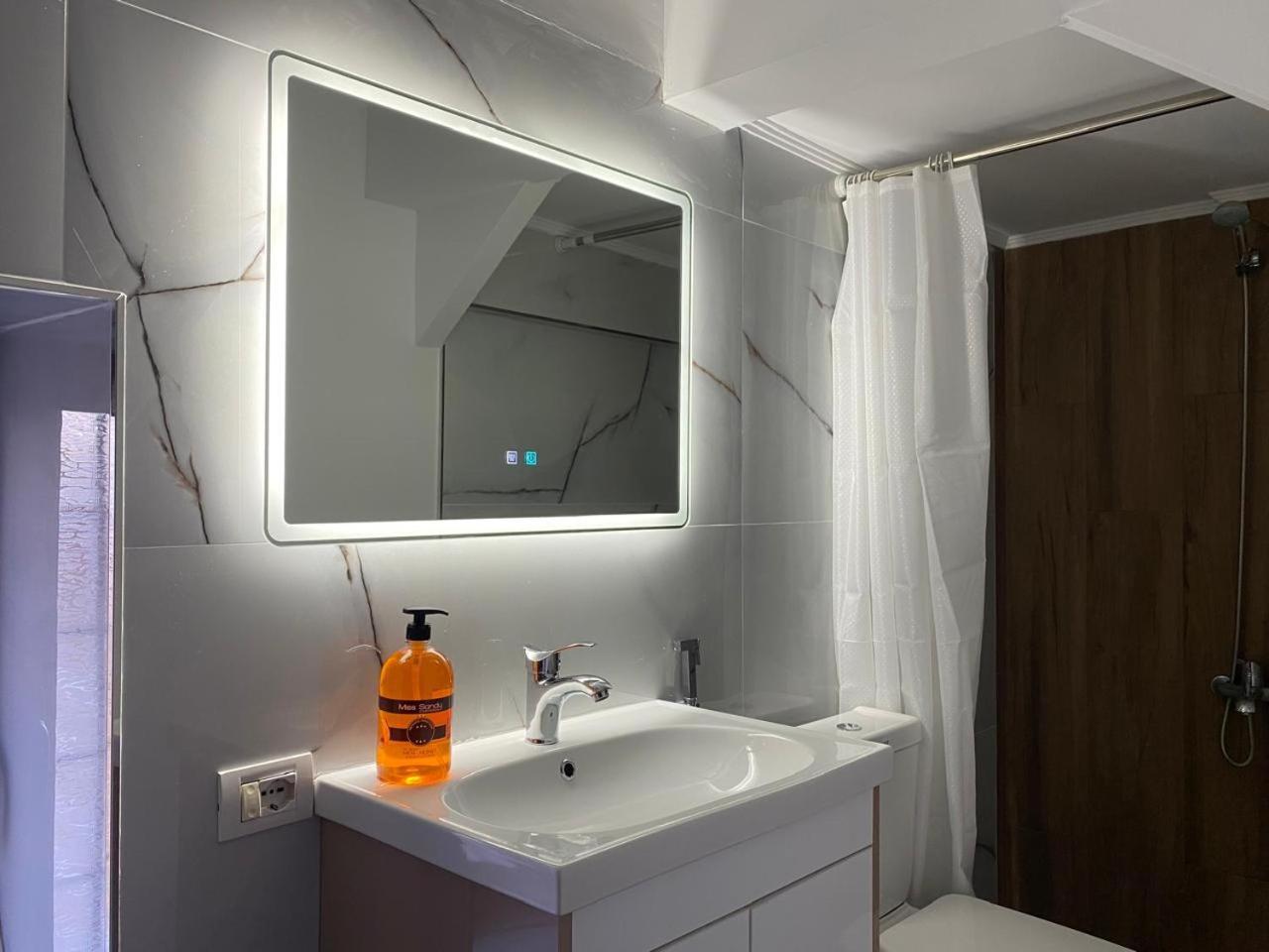 Yuri Guest House Гірокастра Екстер'єр фото
